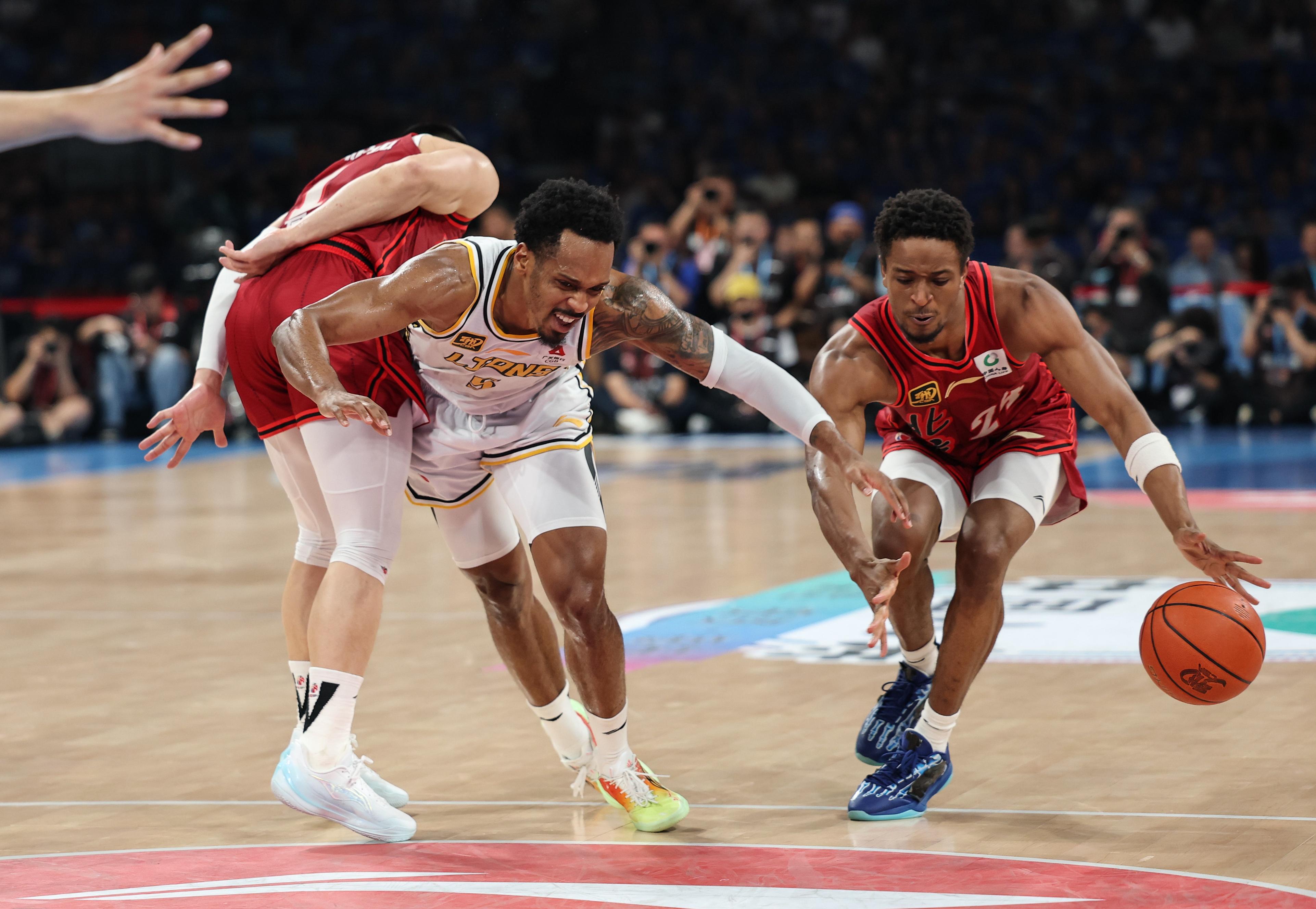 赛地聚焦：CBA季后赛今晚热度飙升，俄克拉荷马雷霆再遭质疑，气氛紧张，年轻球员得到机会的简单介绍